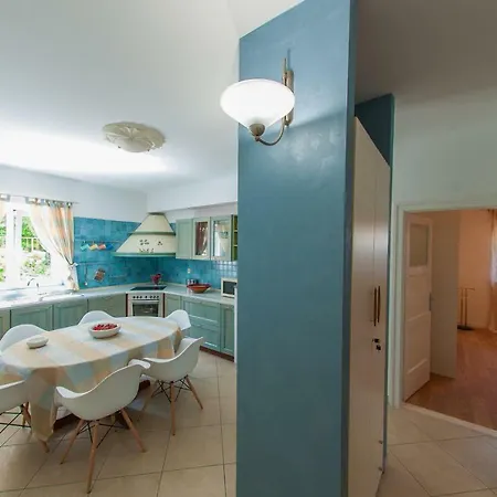Dora Apartment *